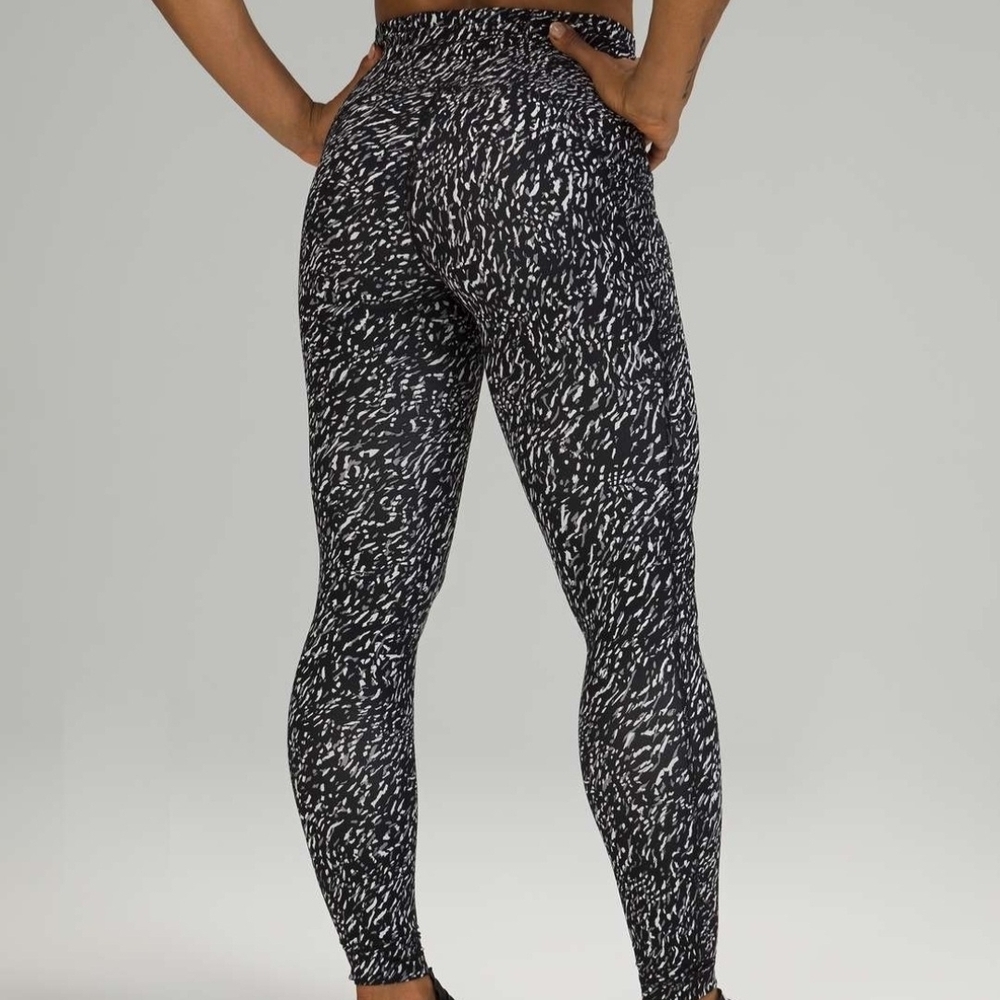 Lululemon Wunder Under Leggings Black & White Print Size 4 - 11"×32" - Picture 4 of 7